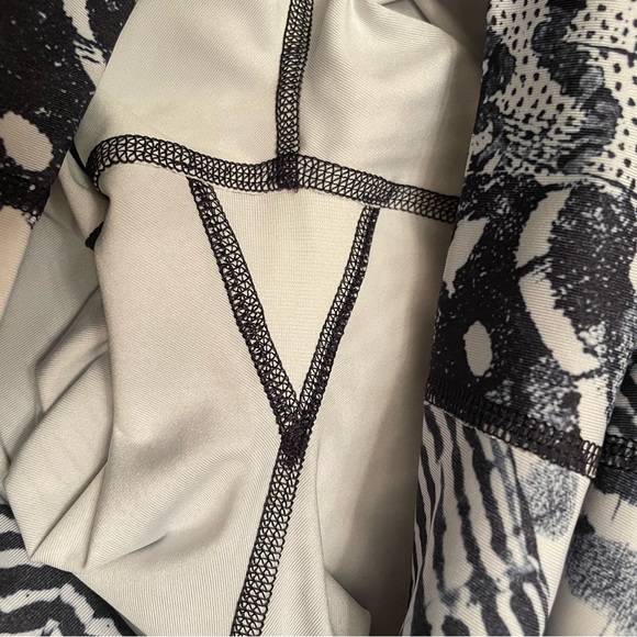 EuC LuLuLem0n HiGheSt TiMeS PaNt puLL-oN LuXtreMe WinGed MoSaiC WhItE NaVaL BlUe - Picture 10 of 11